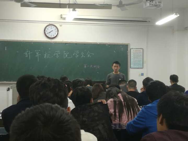 学生会主席何取东讲话