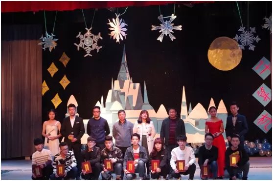 到场嘉宾和获奖选手合影留念